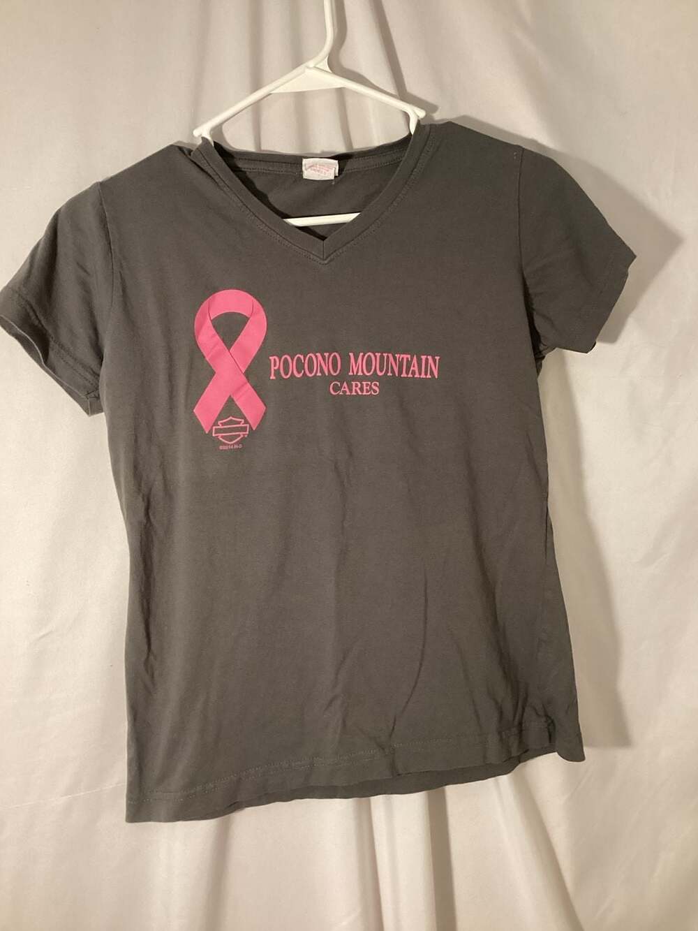 Harley-Davidson V-Neck T-Shirt Gray Pocono Mountain Cares Pink Ribbon